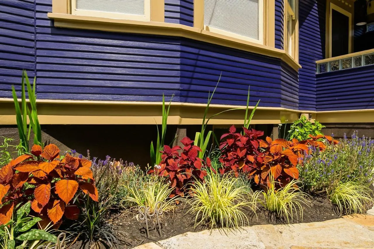 Secluded Patio Suite Right By All The Action Portland Apartment