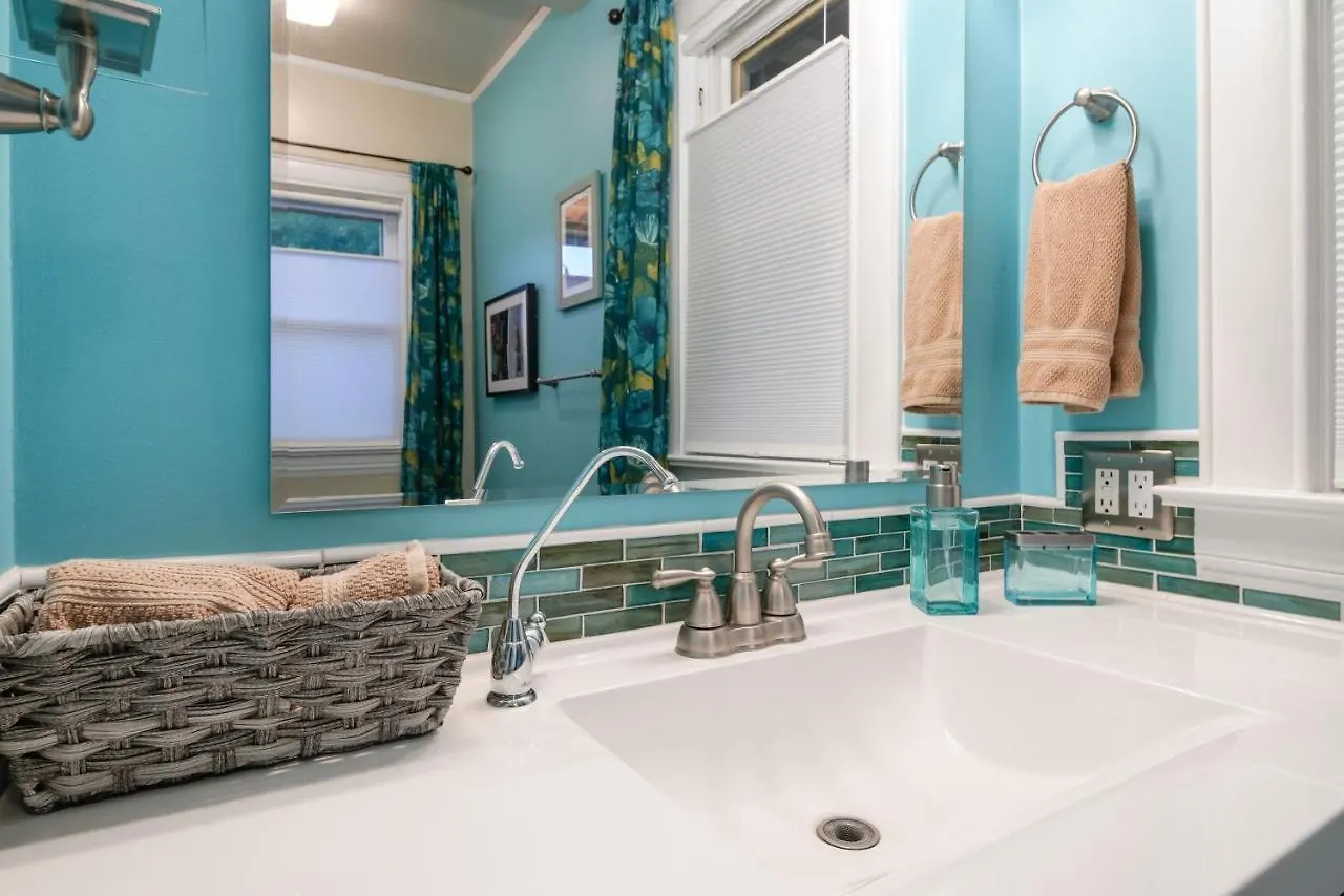Apartment Secluded Patio Suite Right By All The Action Portland